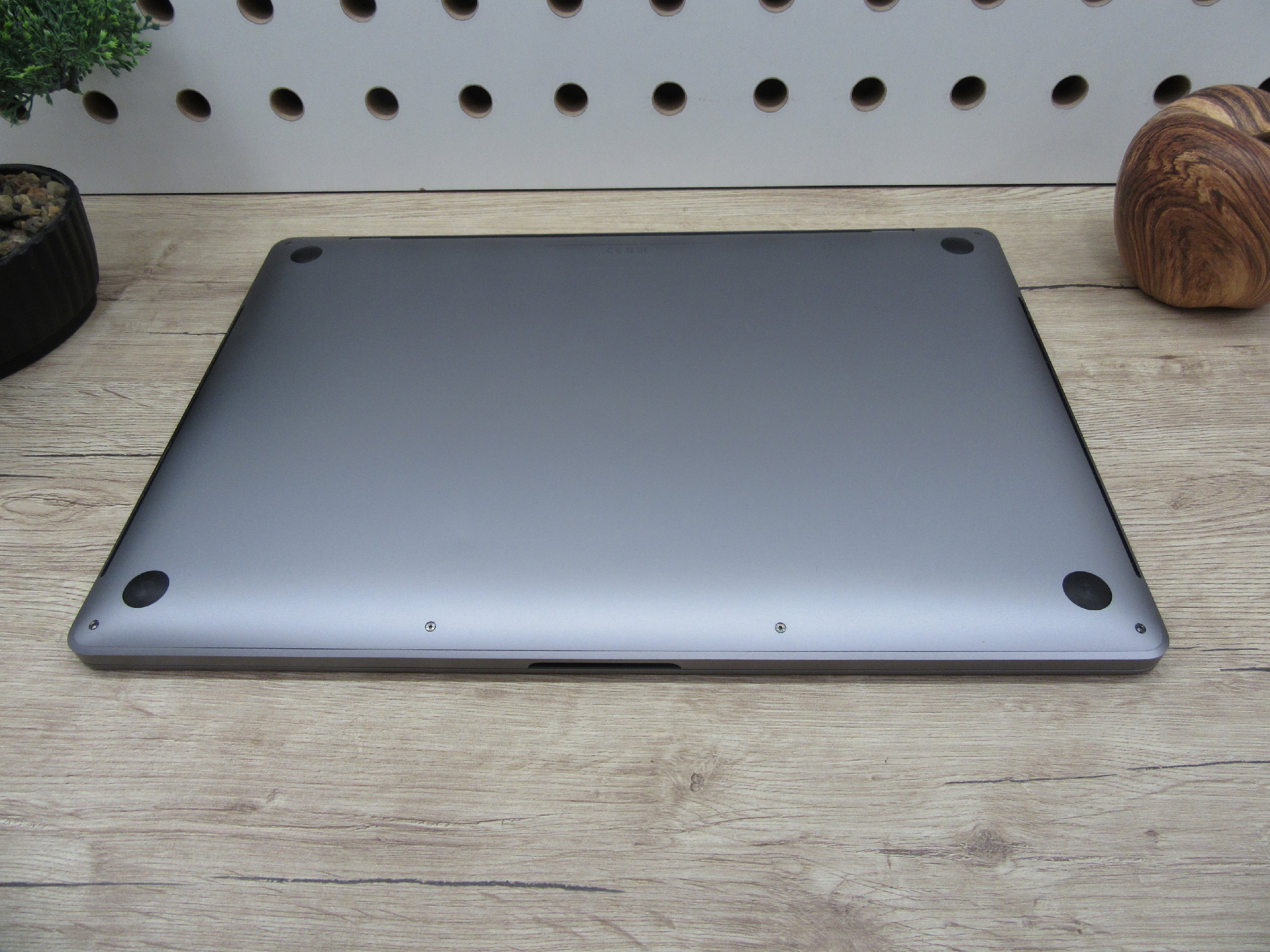 Apple Retina Macbook Pro Touchbar 16 - 2019/2021-es gyártás - Használt, karcmetes állapot - 32 Gb Ram - USA Bill