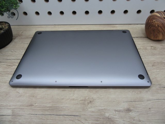Apple Retina Macbook Pro Touchbar 16 - 2019/2021-es gyártás - Használt, karcmetes állapot - 32 Gb Ram - USA Bill