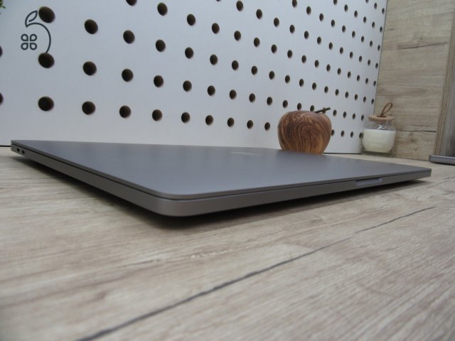 Apple Retina Macbook Pro Touchbar 16 - 2019/2021-es gyártás - Használt, karcmetes állapot - 32 Gb Ram - USA Bill