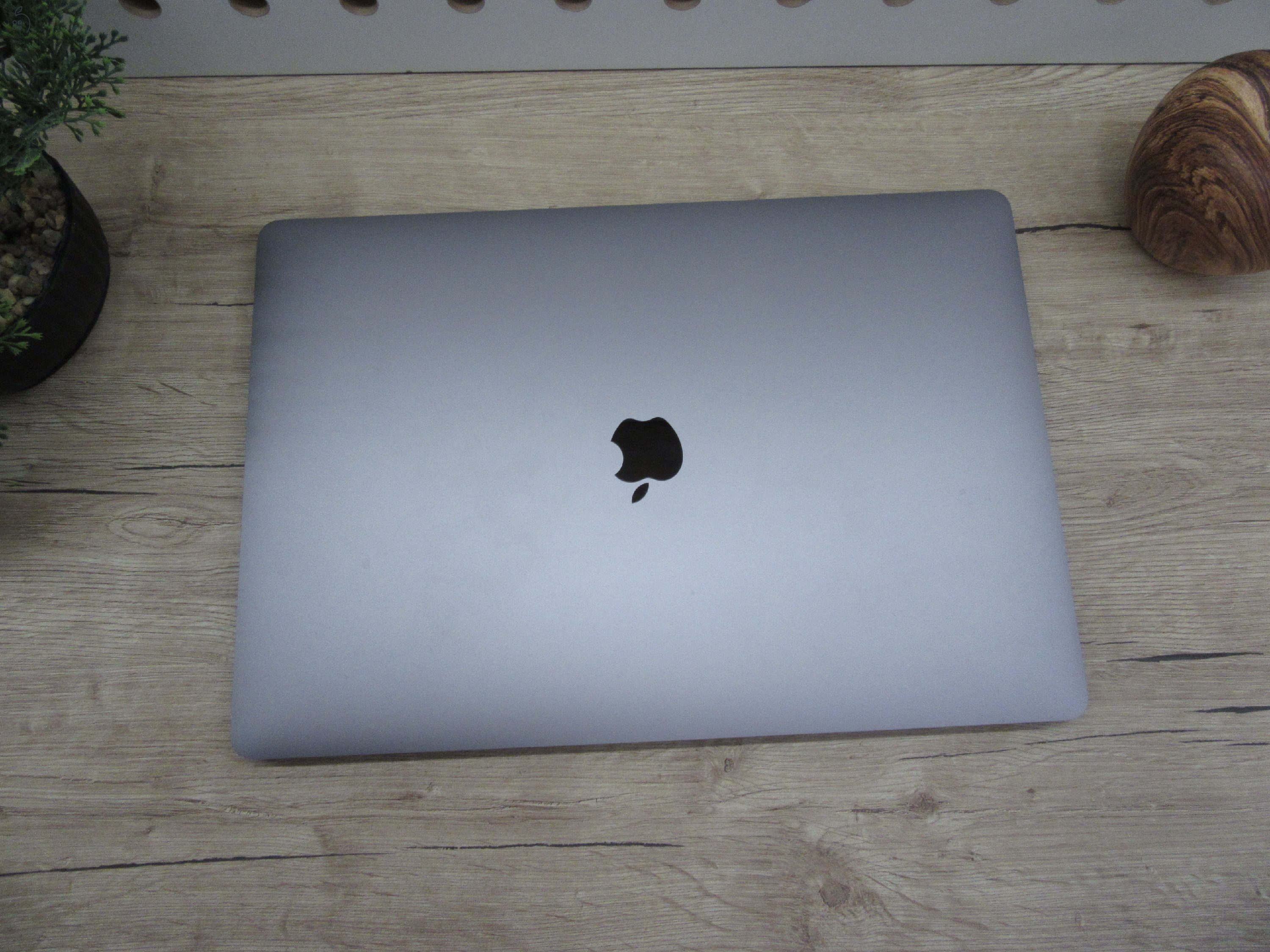 Apple Retina Macbook Pro Touchbar 16 - 2019/2021-es gyártás - Használt, karcmetes állapot - 32 Gb Ram - USA Bill