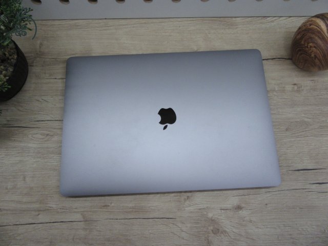 Apple Retina Macbook Pro Touchbar 16 - 2019/2021-es gyártás - Használt, karcmetes állapot - 32 Gb Ram - USA Bill