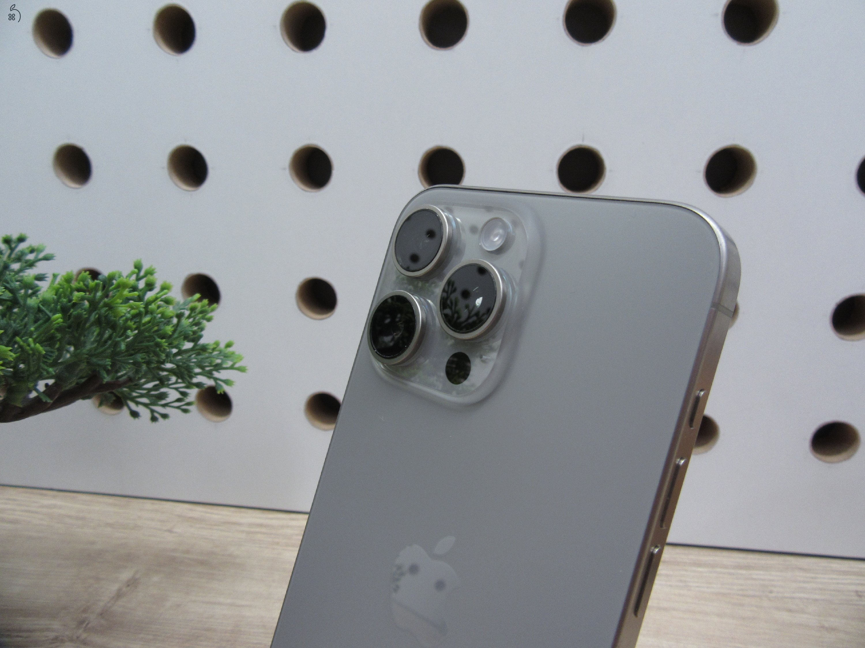 Apple iPhone 15 Pro Max - Natural Titanium - Használt, karcmentes