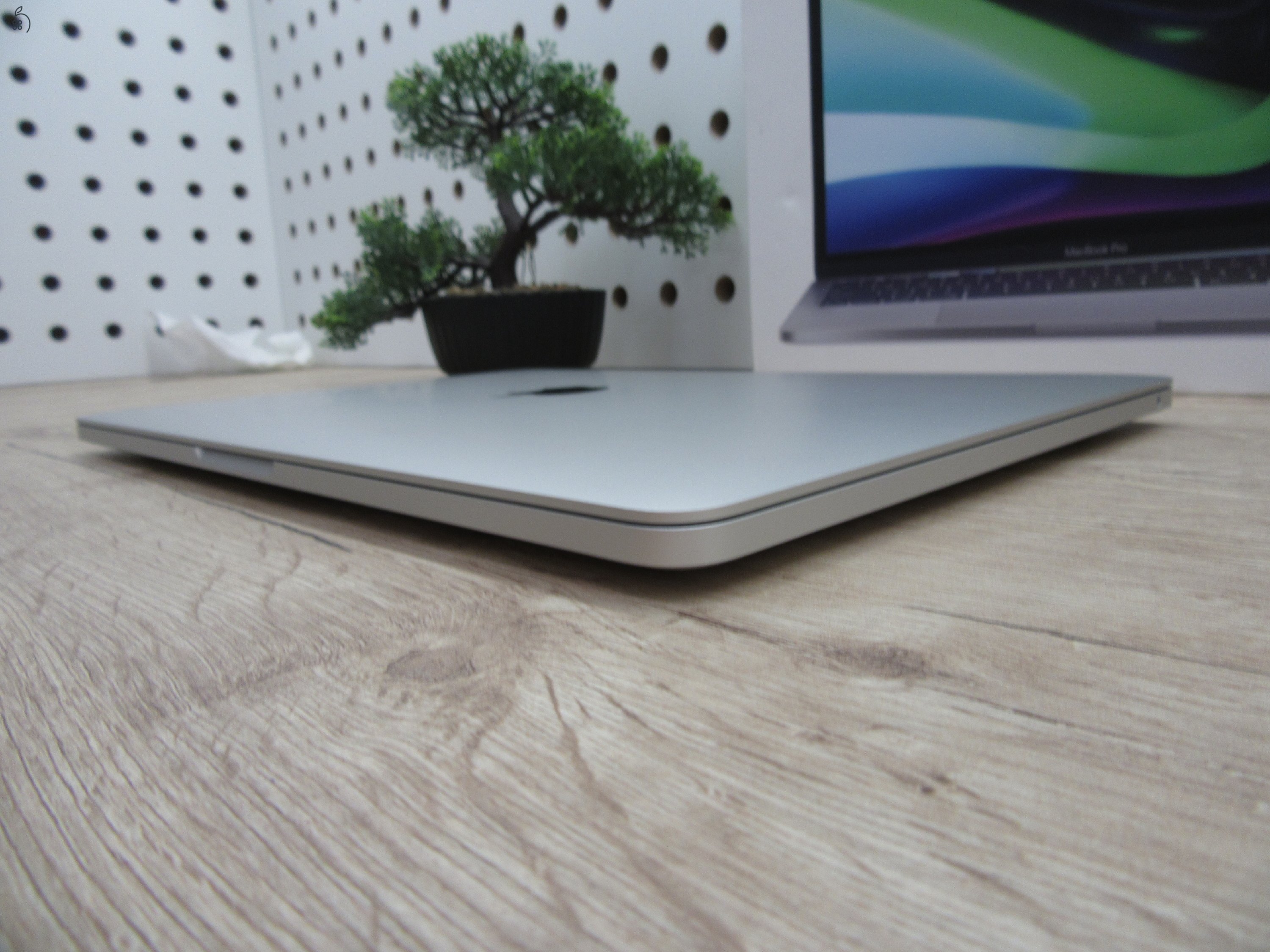 Apple Macbook Pro 13 M1 Touchbar - 2021 - Használt, karcmentes - 500 Gb SSD 