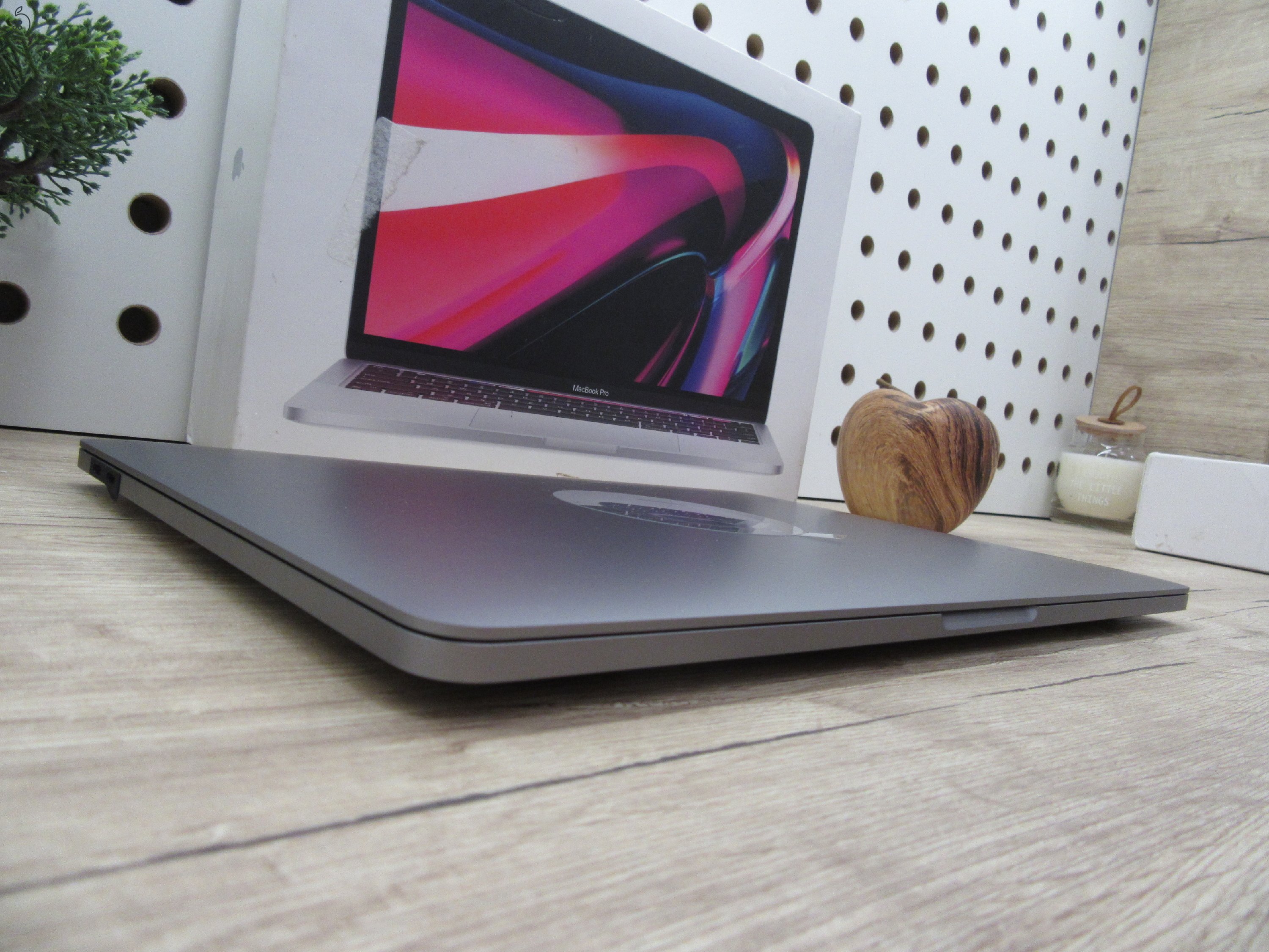 Apple Macbook Pro 13 M1 Touchbar - 2020 - Új - 16 Gb 1 Tb SSD - 1 év garancia