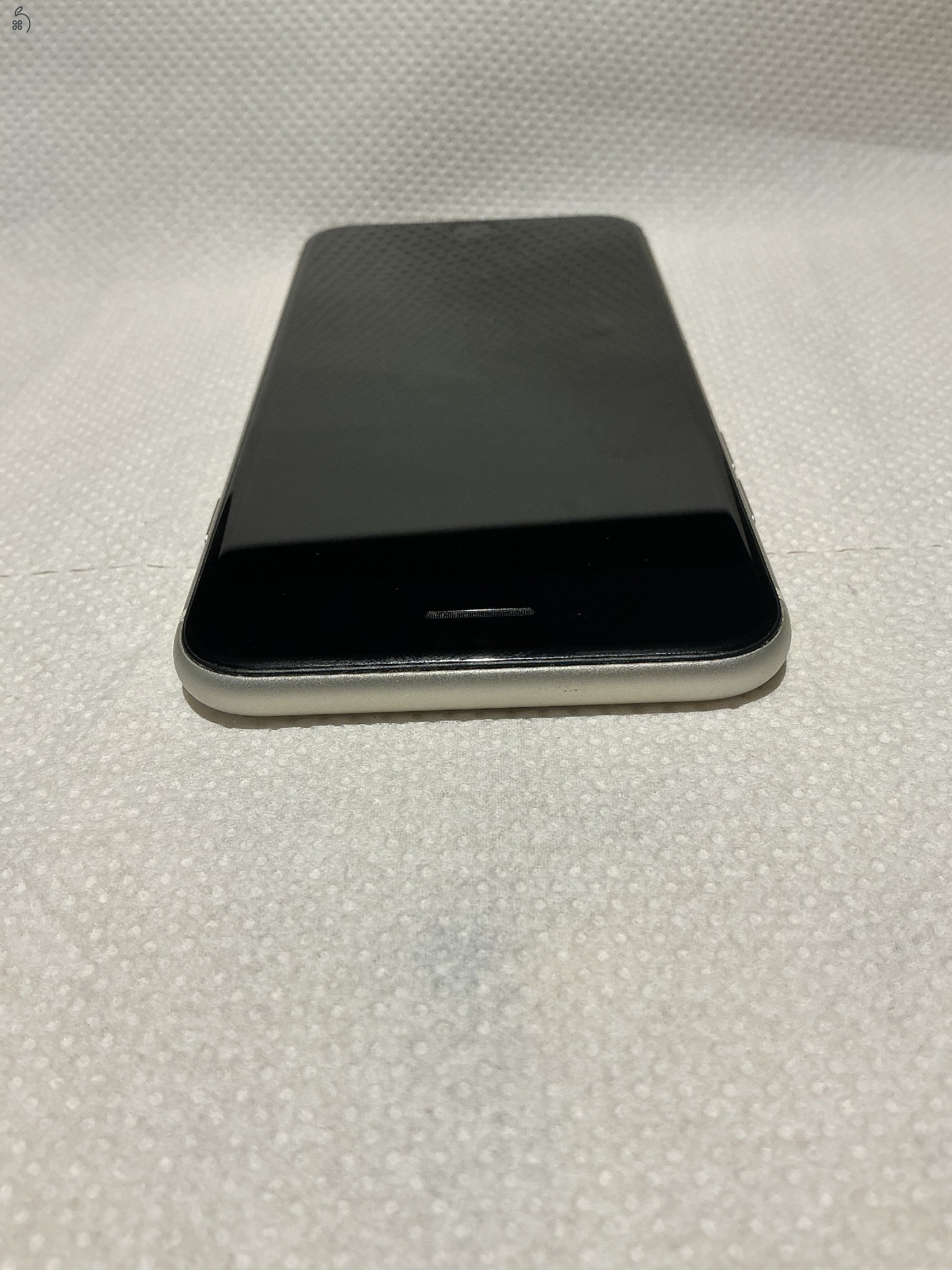 Karcmentes fehér iPhone SE3 64GB eladó