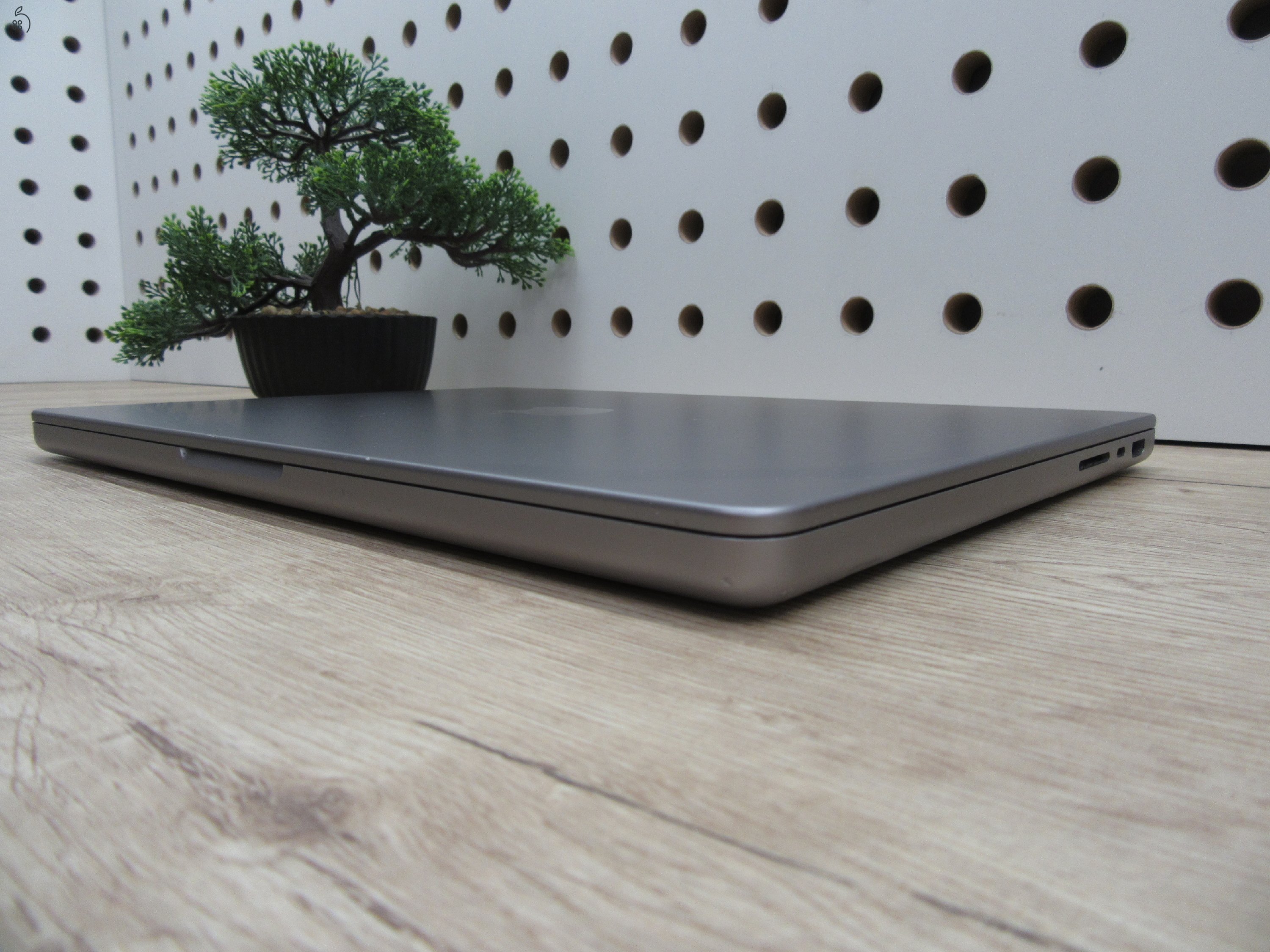 Apple Macbook Pro 14 M1 - 2021 - Használt, megkímélt - 1 Tb SSD