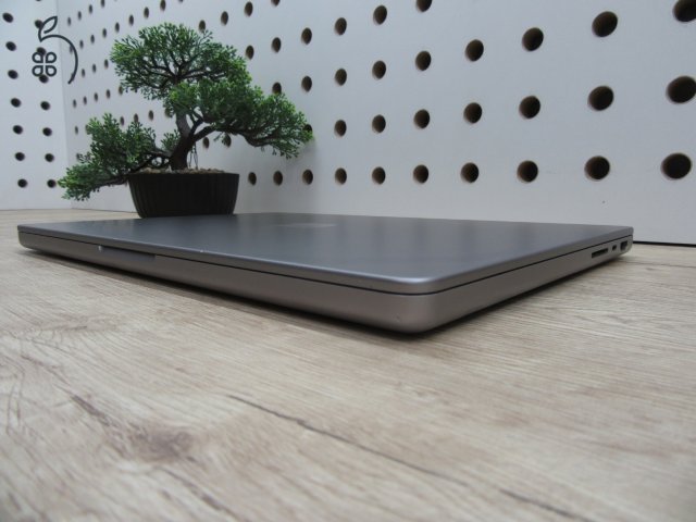 Apple Macbook Pro 14 M1 - 2021 - Használt, megkímélt - 1 Tb SSD