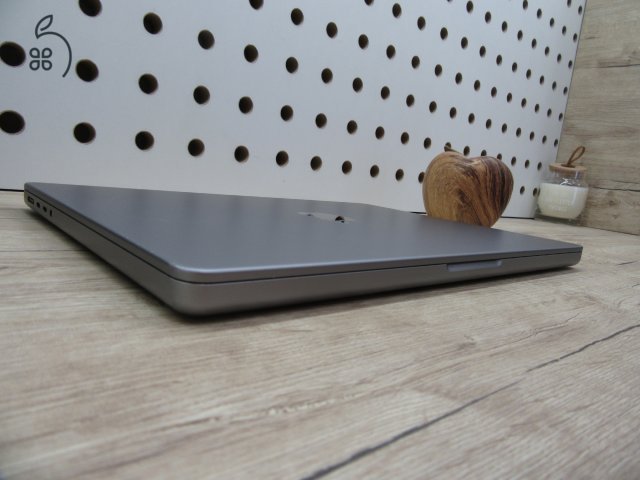  Apple Macbook Pro 14 M1 - 2021 - Használt, szép állapot - 32Gb, 1 Tb SSD 