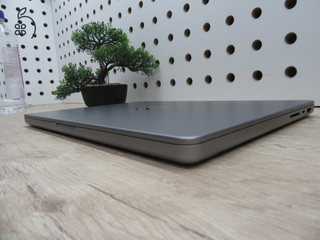 Apple Macbook Pro 14 M1 - 2021 - Használt, szép állapot - 32Gb, 1 Tb SSD 