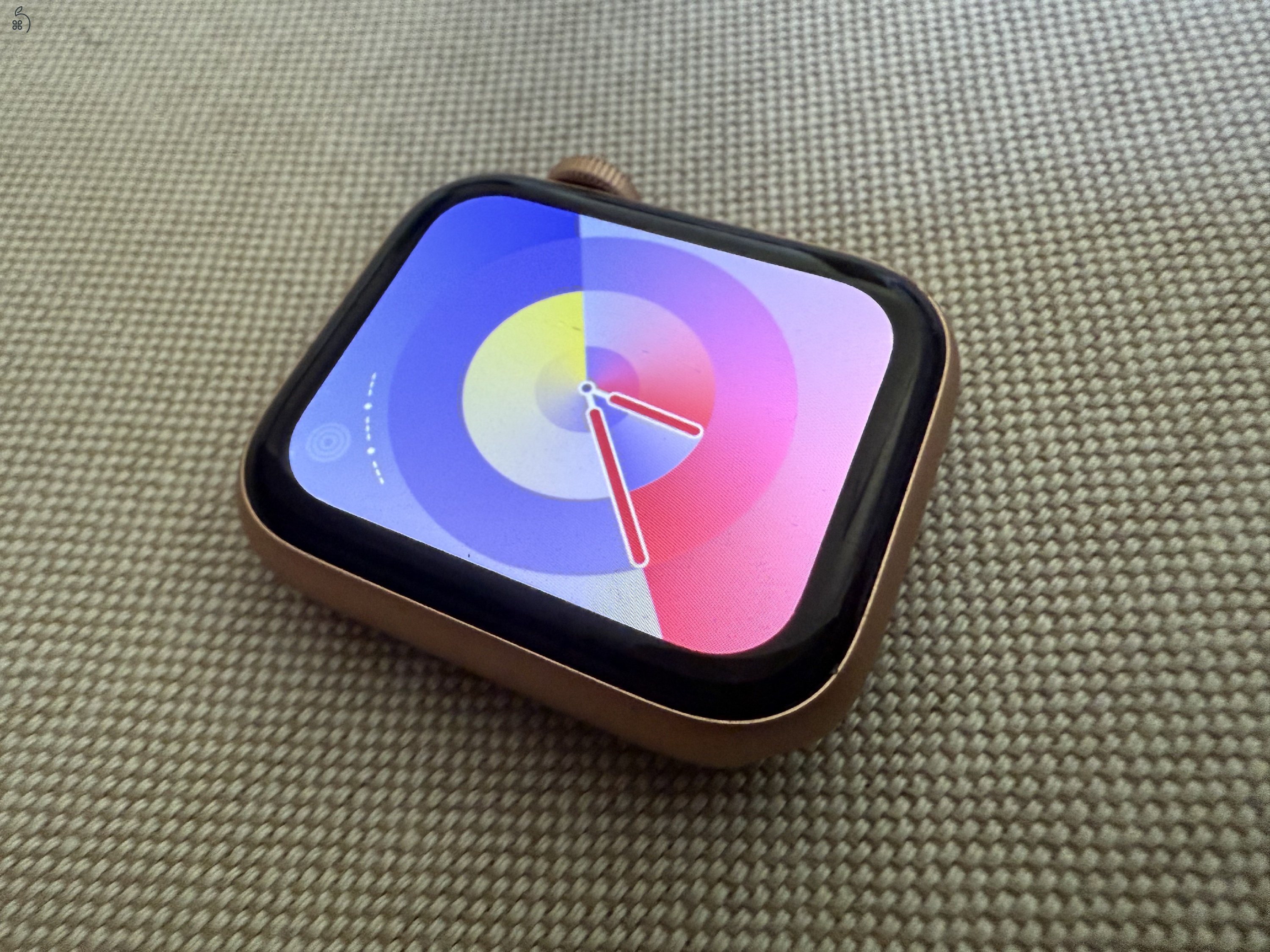Apple Watch SE (2022), 100%-os akkumulátor, 40 mm-es tok, GPS + Celluar, szuper csinos csajos kivitel első tulajdonostól