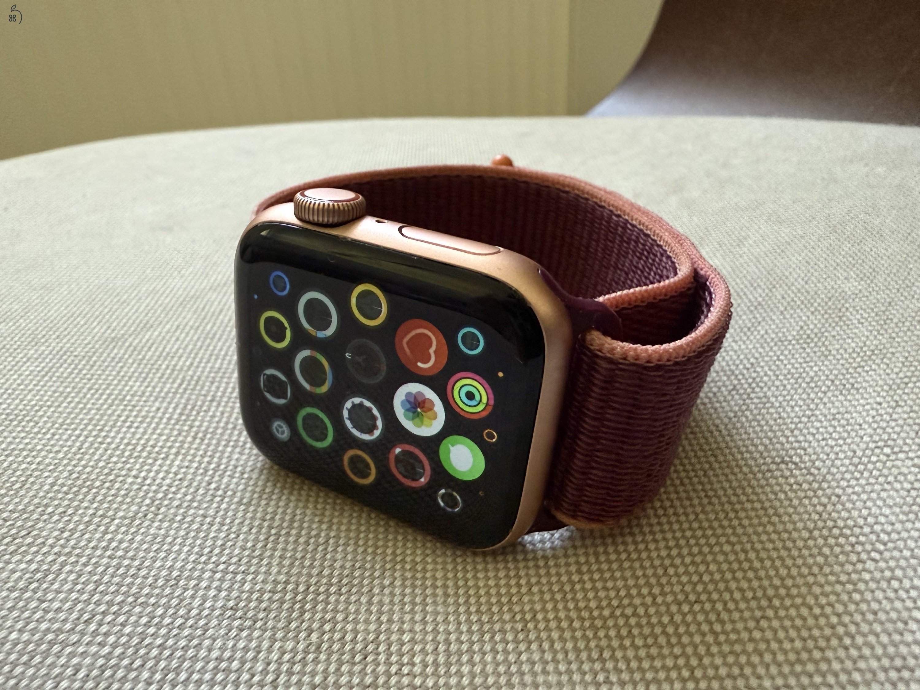 Apple Watch SE (2022), 100%-os akkumulátor, 40 mm-es tok, GPS + Celluar, szuper csinos csajos kivitel első tulajdonostól