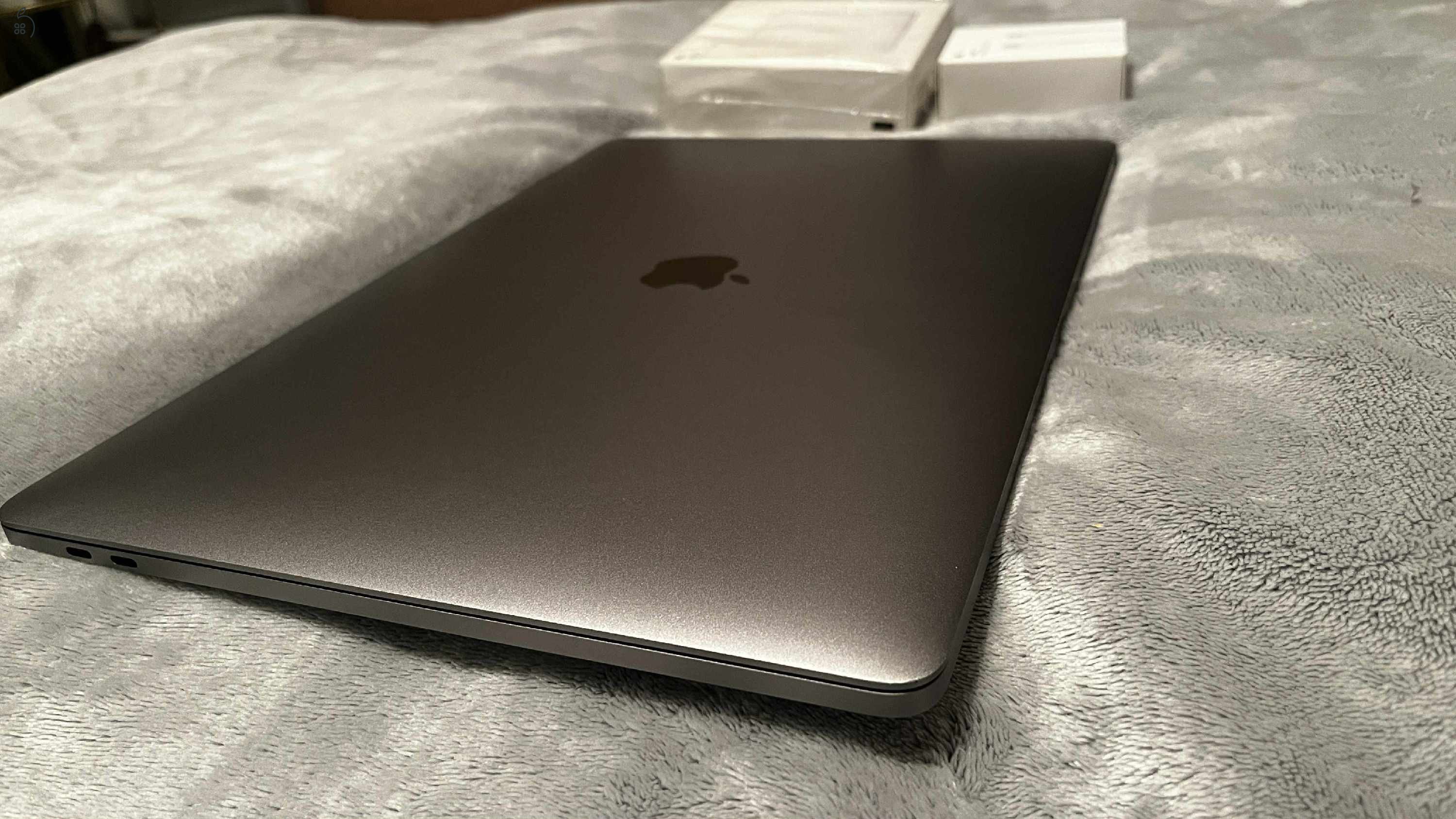 Apple MacBook Pro 15” - 2016 - Touch Bar - i7 - 16 GB RAM - 256 GB SSD