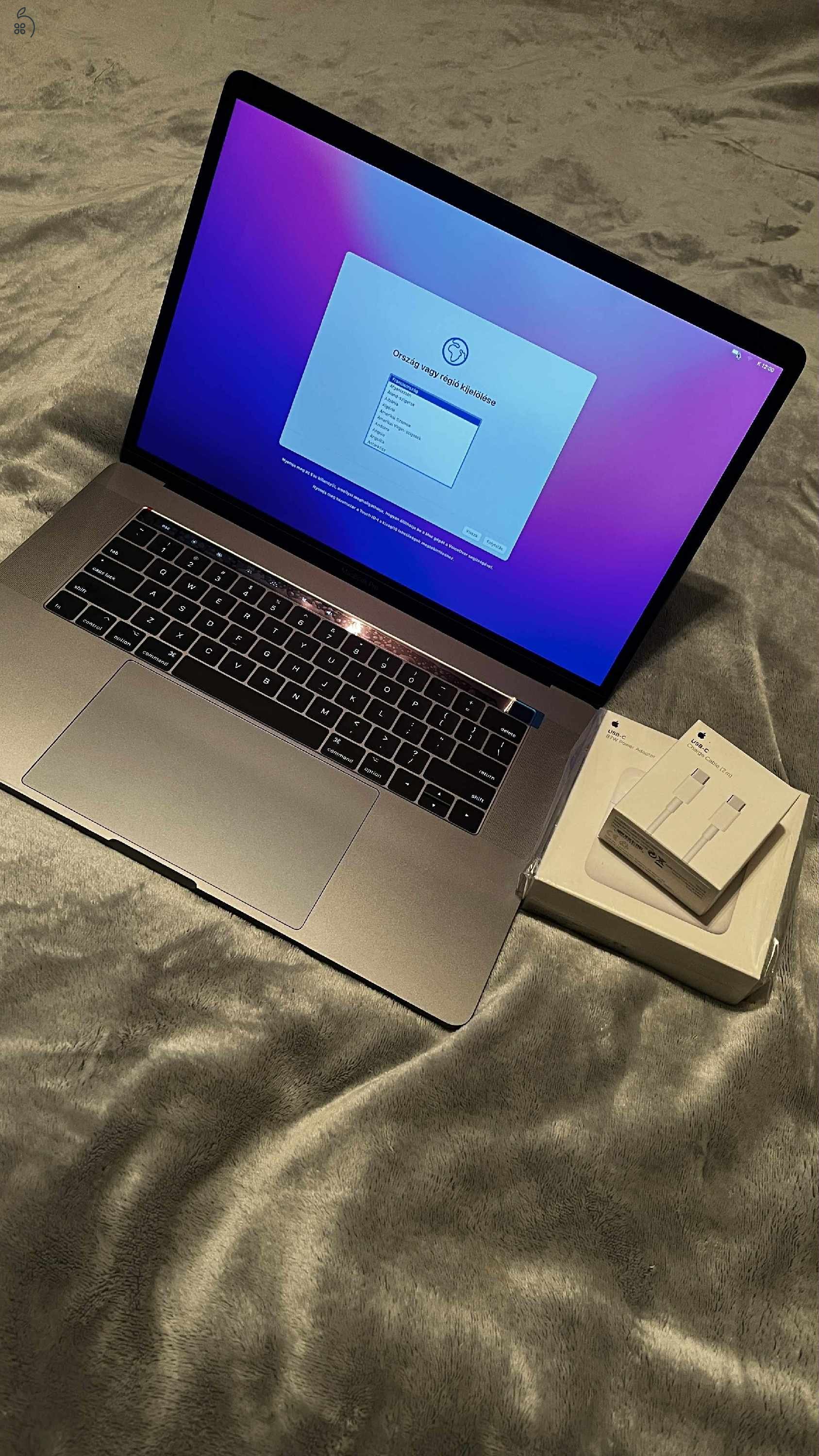 Apple MacBook Pro 15” - 2016 - Touch Bar - i7 - 16 GB RAM - 256 GB SSD