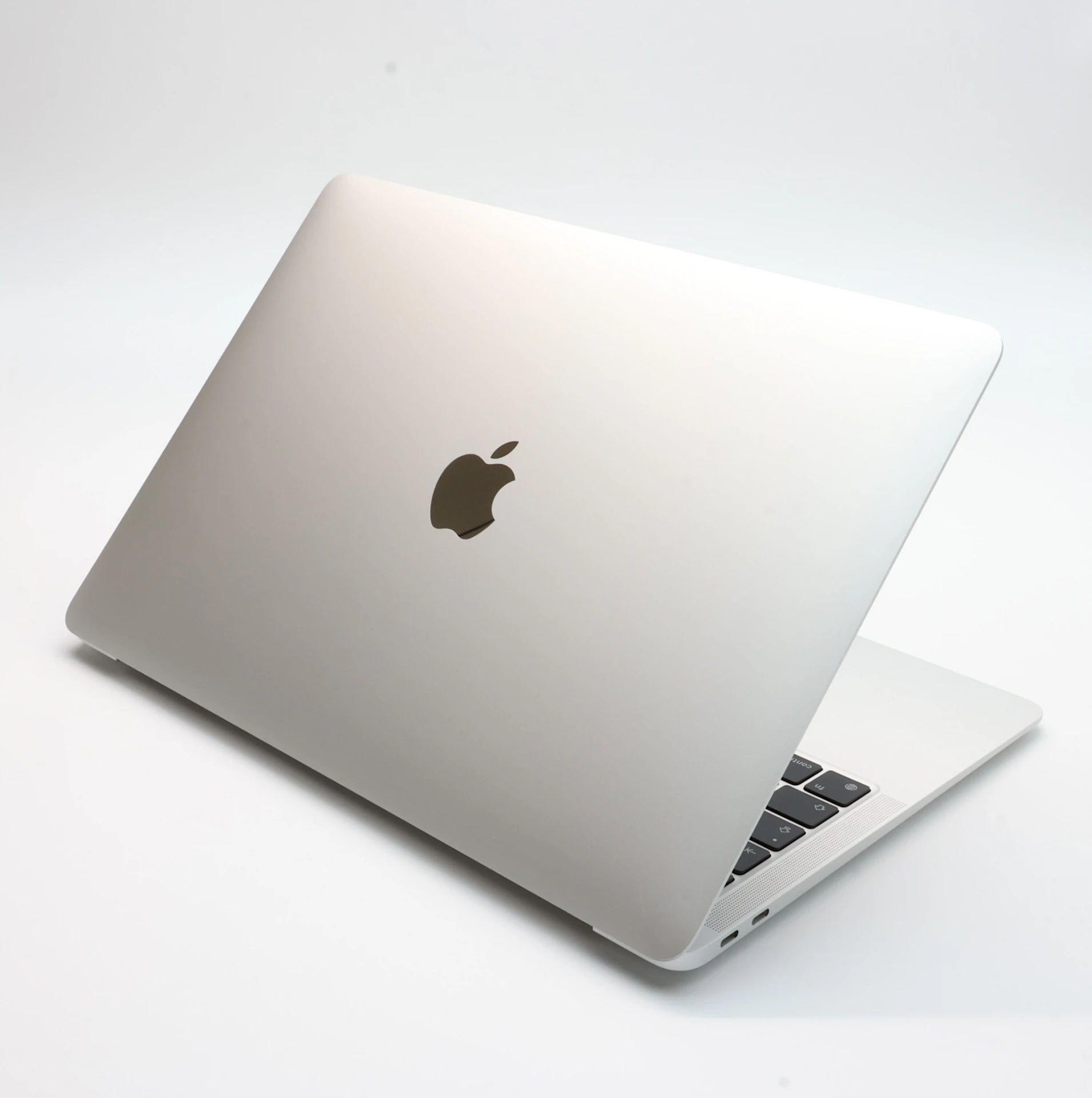 !! 1 ÉV GARANCIA !! Apple Macbook AIR 2020 M1 256GB SSD Silver 13″ 8GB RAM – 96% AKKSI