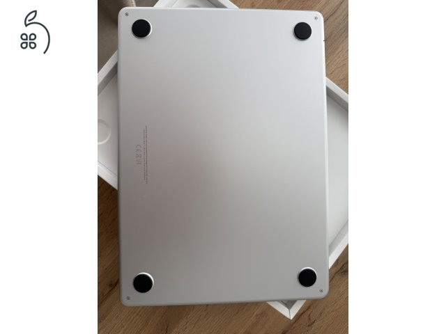 MacBook Air M2 13,6