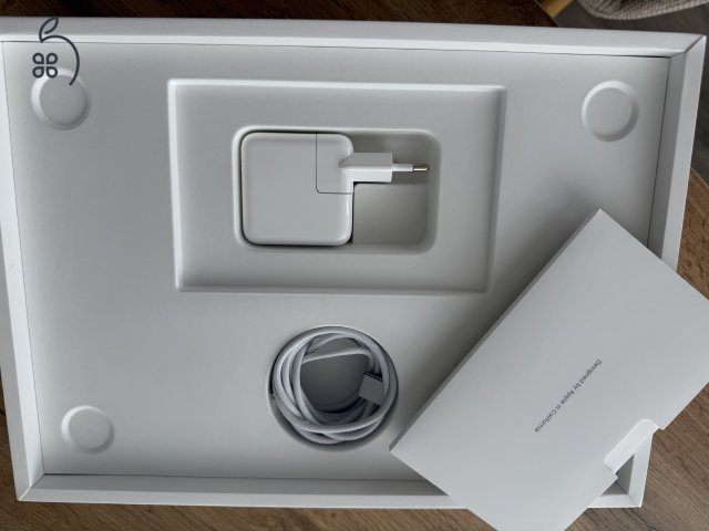 MacBook Air M2 13,6