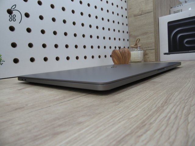  Apple Retina Macbook Pro 16 - 2019 - Használt, megkímélt 