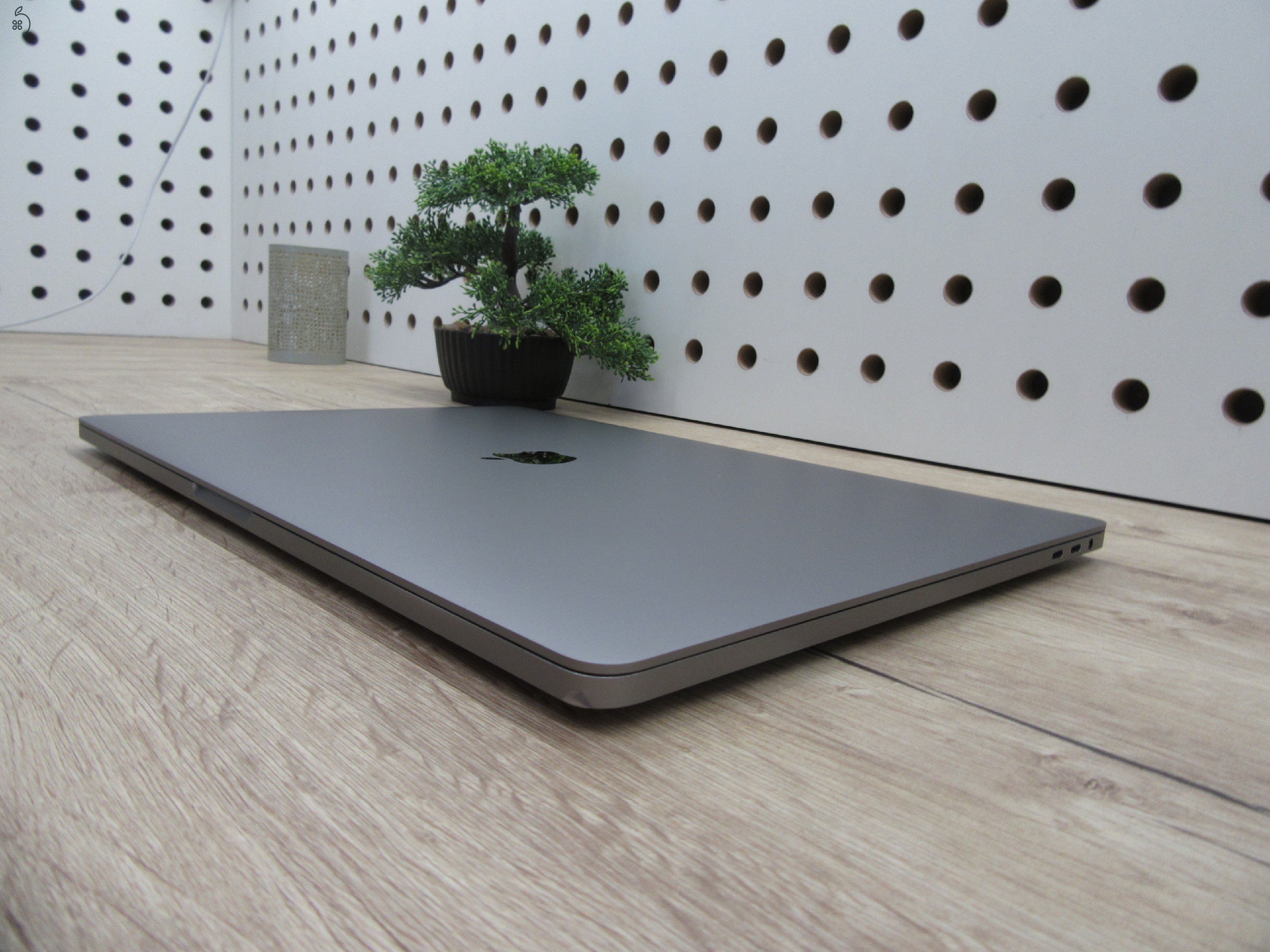  Apple Retina Macbook Pro 16 - 2019 - Használt, megkímélt 