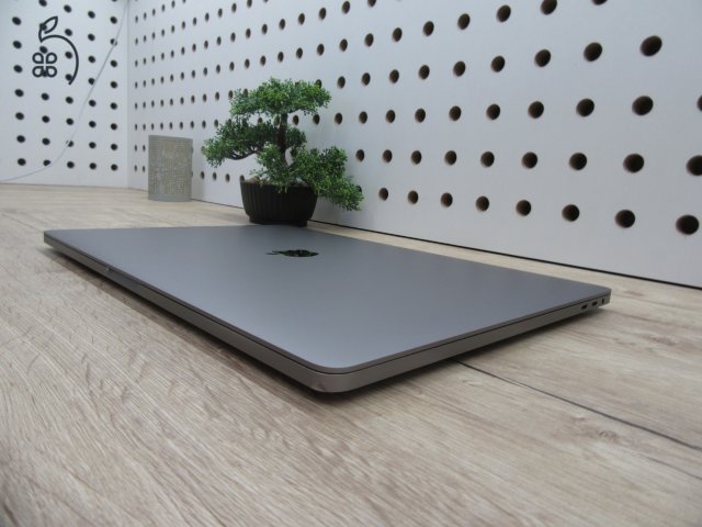  Apple Retina Macbook Pro 16 - 2019 - Használt, megkímélt 