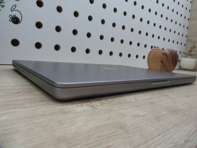 Apple Macbook Pro 14 M1 - 2021 - Használt, karcmentes - 1 Tb SSD