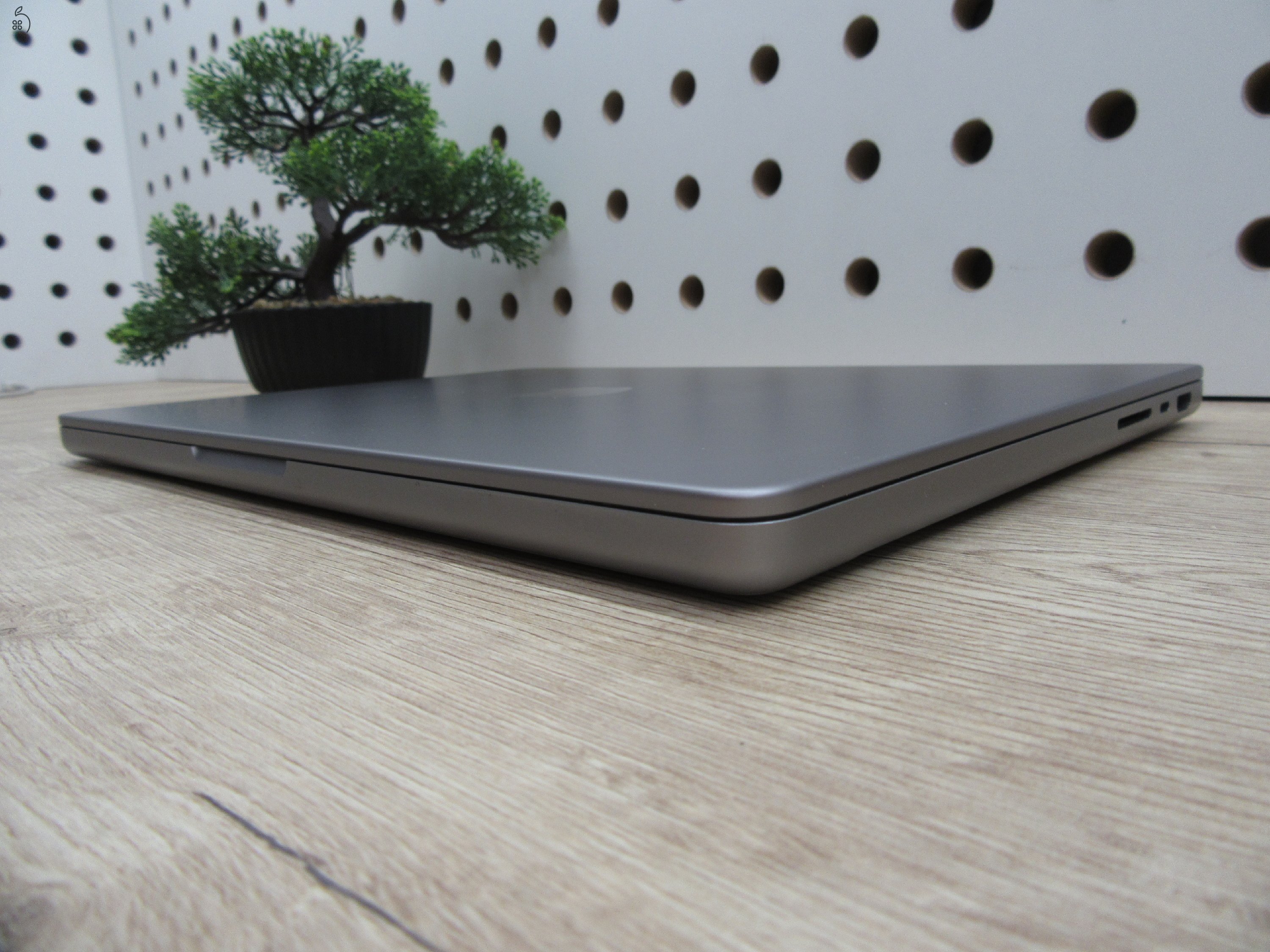 Apple Macbook Pro 14 M1 - 2021 - Használt, karcmentes - 1 Tb SSD