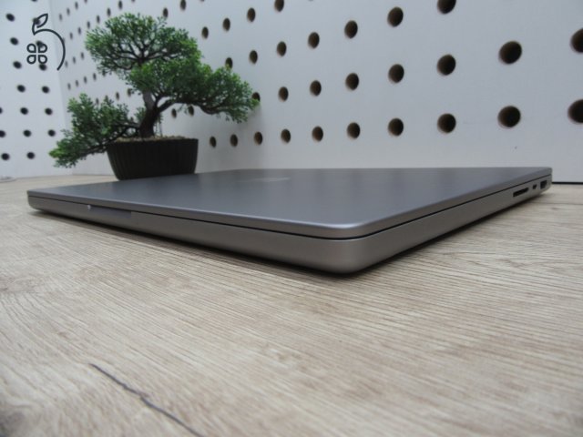 Apple Macbook Pro 14 M1 - 2021 - Használt, karcmentes - 1 Tb SSD
