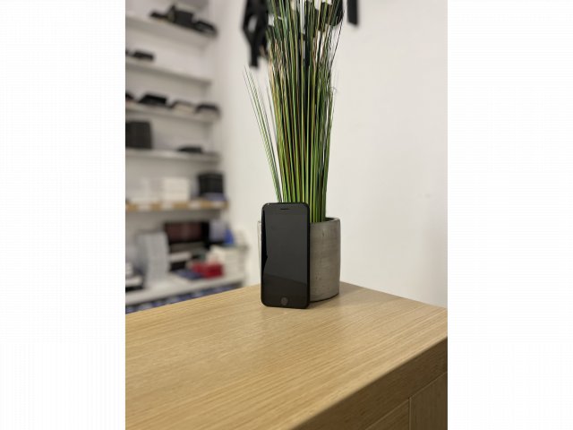 Apple iPhone SE 2022 64GB Fekete Használt kártyafüggetlen