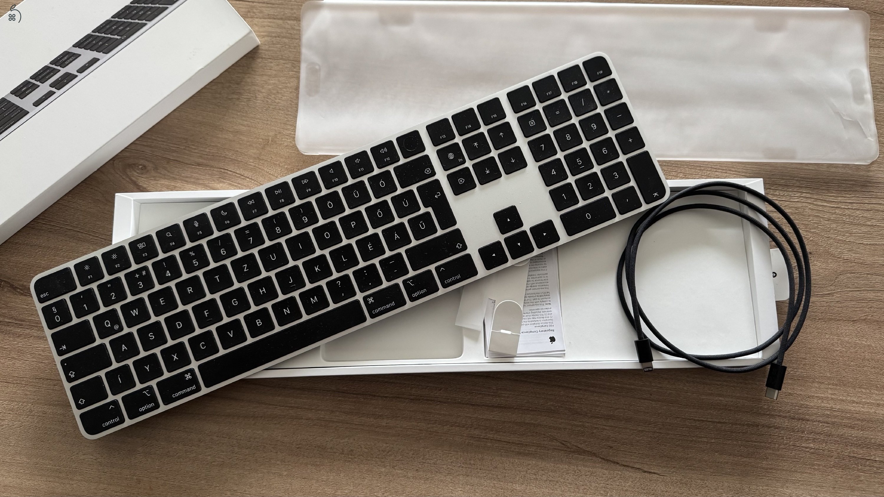 Hibátlan Fekete Magic Keyboard Touch ID-val, magyar billentyűkiosztás, Apple chipes Machez