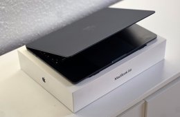 Hibátlan MacBook Air 2022 13 M2 256GB 2 ÉV Garanciával Számlával Aksi 100%