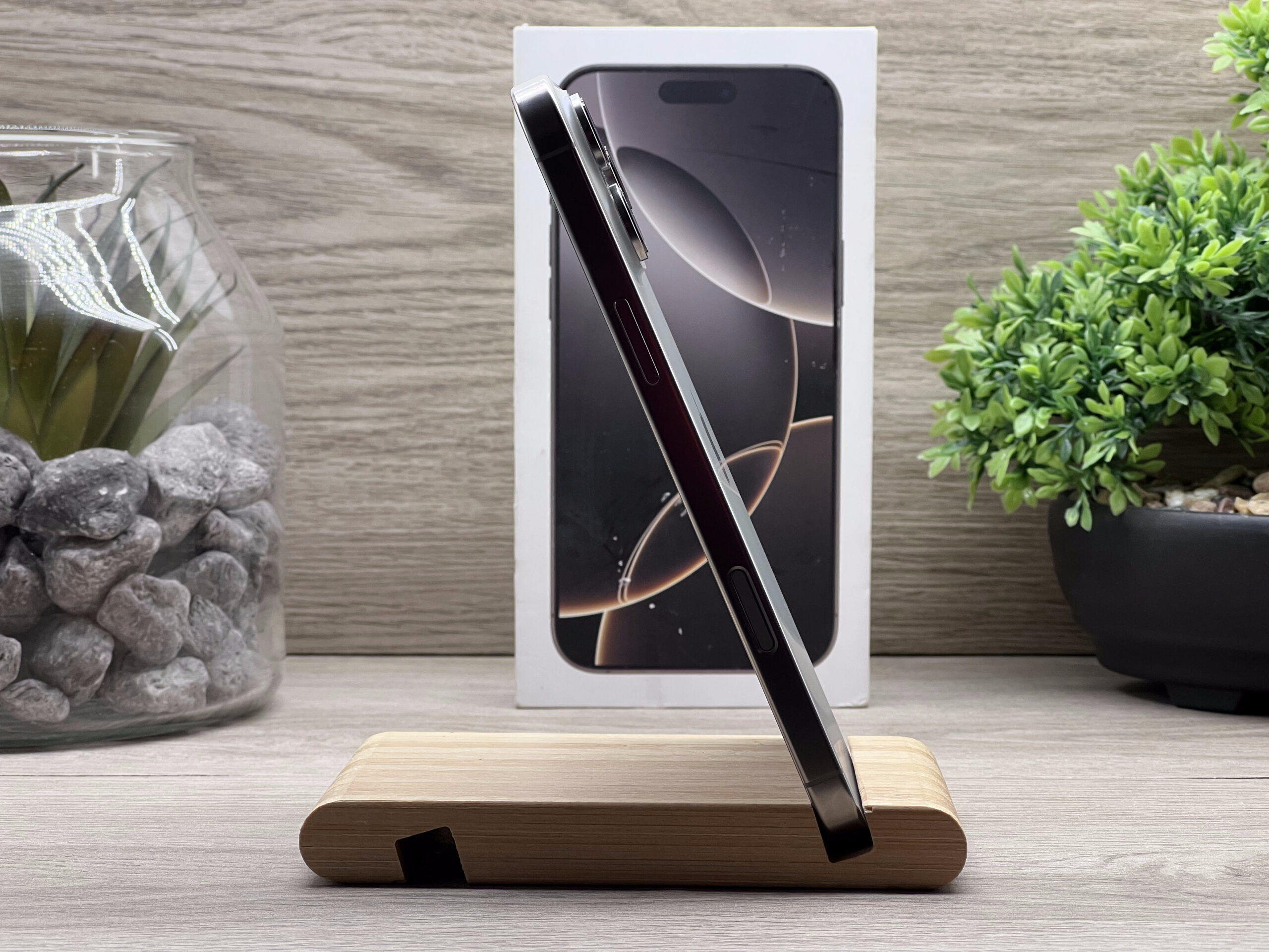Hibátlan iPhone 16 Pro Max Natural Titanium 256GB 2 ÉV Garanciával Számlával Aksi 100%