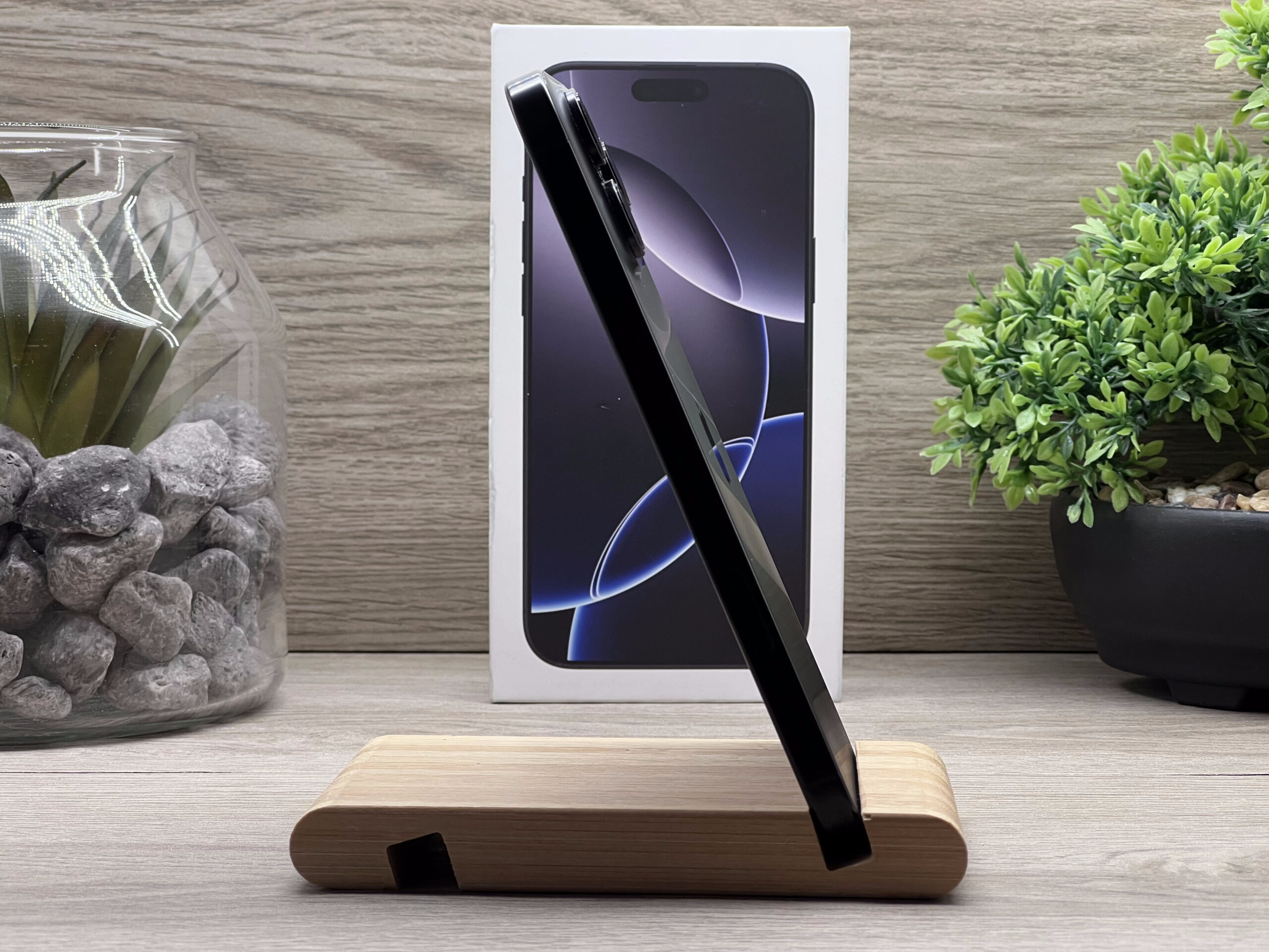 Hibátlan iPhone 16 Pro Max Black Titanium 256GB 2 ÉV Garanciával Számlával Aksi 100%