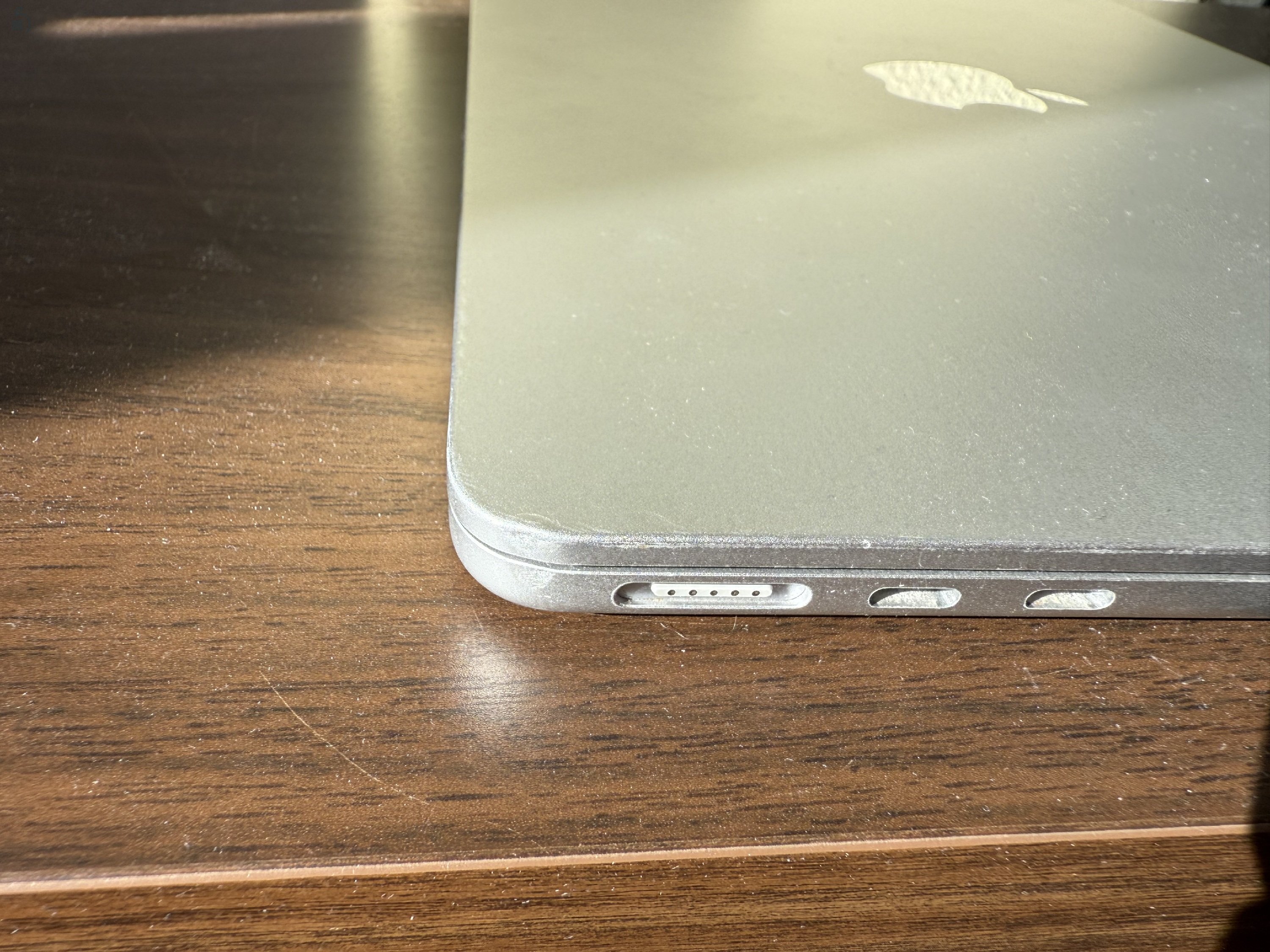 Használt 2022-es MacBook Air 13 - M2-es processzor, 8GB RAM, 256GB SSD