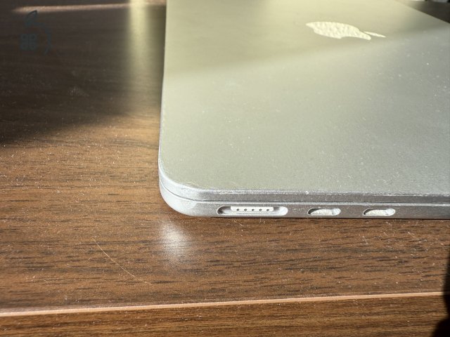 Használt 2022-es MacBook Air 13 - M2-es processzor, 8GB RAM, 256GB SSD