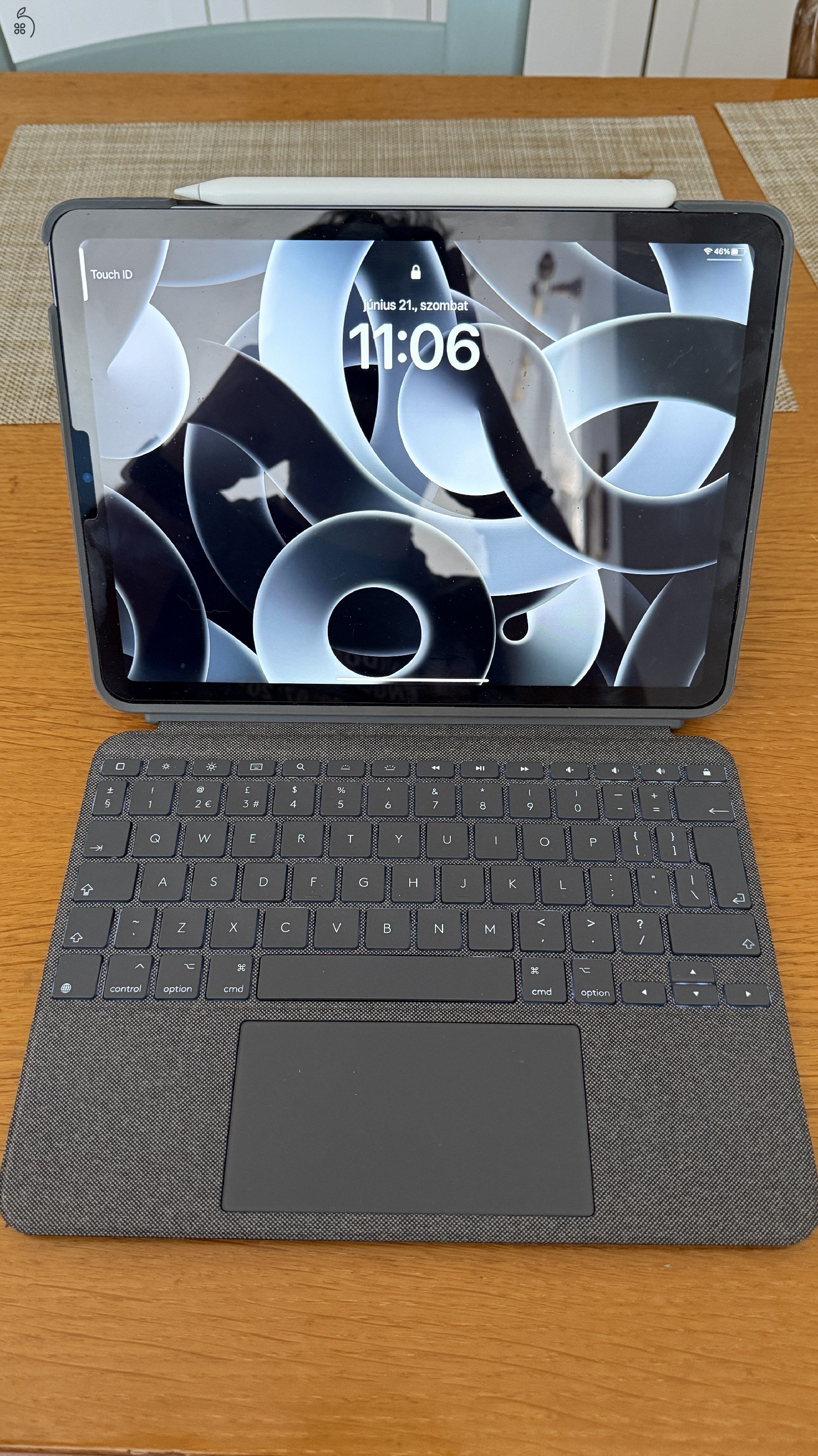 iPad Air 5 wifi 64gb + Apple Pencil 2 + Logitech combo Touch billentyüzet