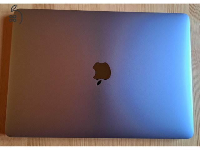 Apple MacBook Air 13.3 inch Laptop - Space Gray, M1 Chip, 8GB RAM, 256GB SSD, (US) billentyűzet