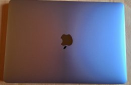 Apple MacBook Air 13.3 inch Laptop - Space Gray, M1 Chip, 8GB RAM, 256GB SSD, (US) billentyűzet
