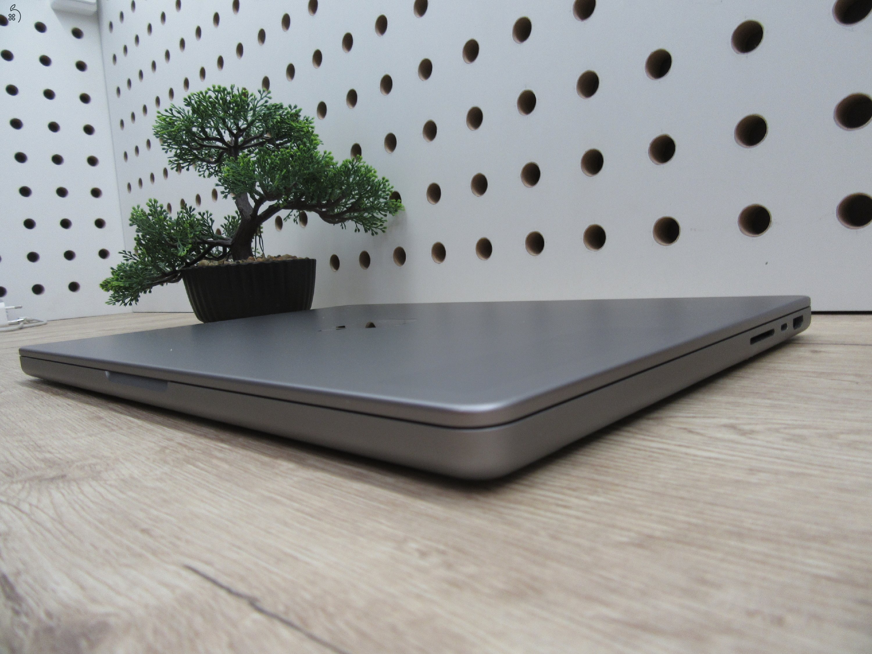  Apple Macbook Pro 14 M1 - 2021 - Használt, szép állapot - 1 Tb SSD 