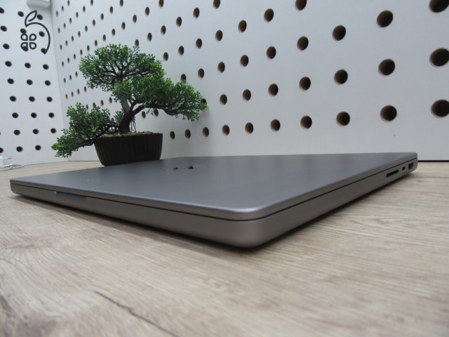  Apple Macbook Pro 14 M1 - 2021 - Használt, szép állapot - 1 Tb SSD 