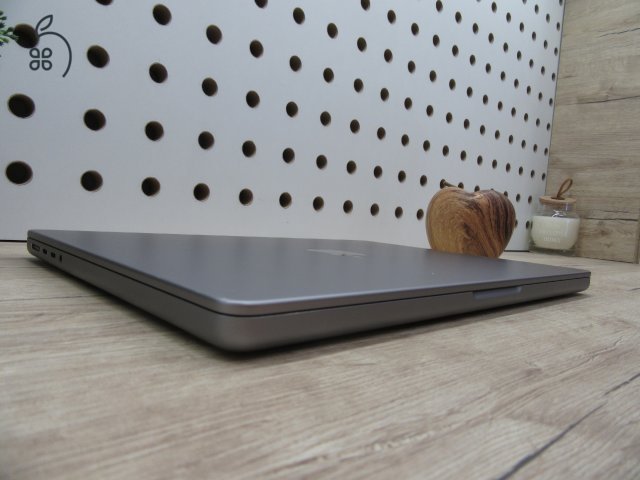  Apple Macbook Pro 14 M1 - 2021 - Használt, szép állapot - 1 Tb SSD 
