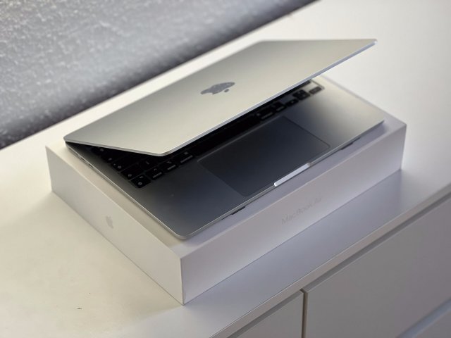 MacBook Air 2022 13 M2 256GB 2 ÉV Garanciával Számlával Aksi 100%