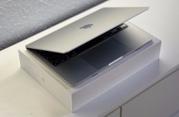 MacBook Air 2022 13 M2 256GB 2 ÉV Garanciával Számlával Aksi 100%