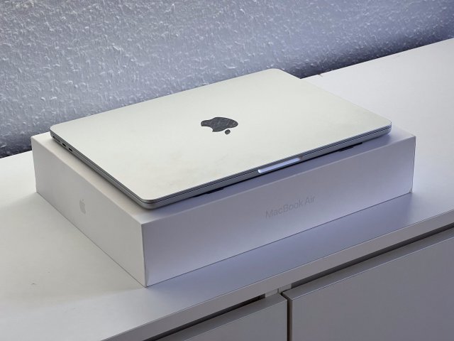 MacBook Air 2022 13 M2 256GB 2 ÉV Garanciával Számlával Aksi 100%