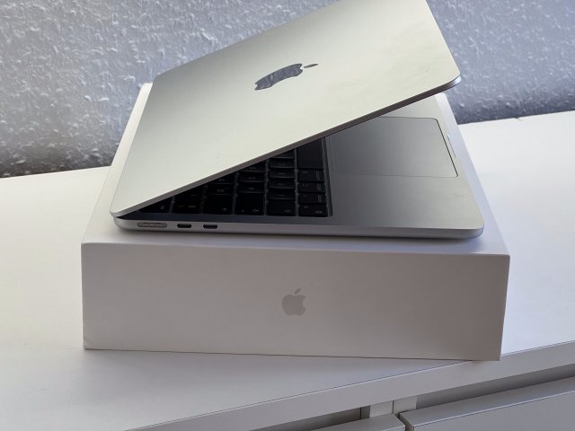 MacBook Air 2022 13 M2 256GB 2 ÉV Garanciával Számlával Aksi 100%