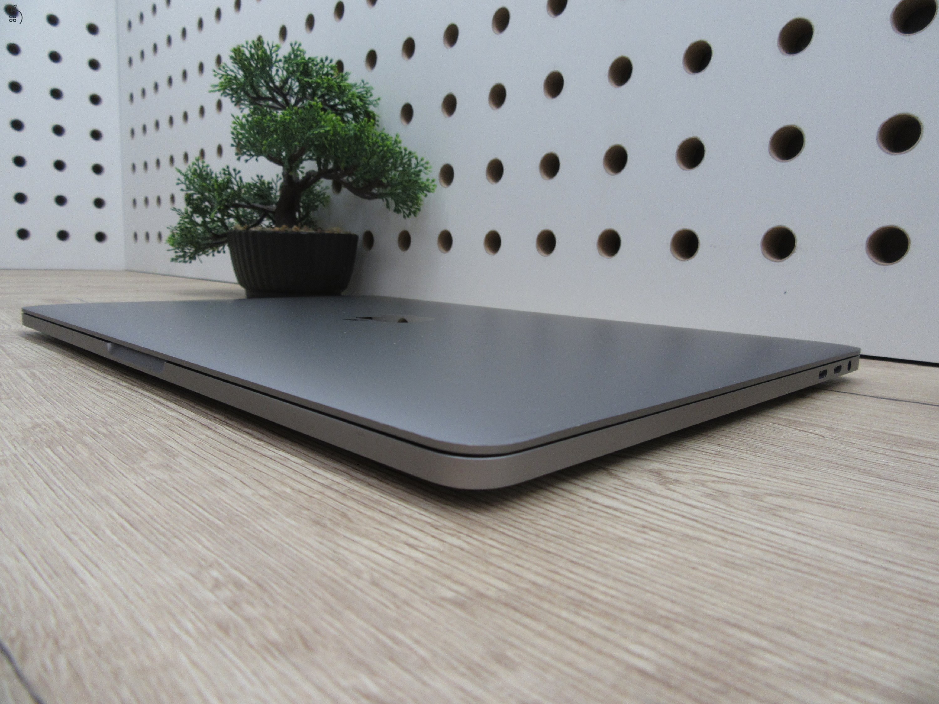 Apple Retina Macbook Pro 13 Touchbar - 2017 - Használt, karcmentes - 16 Gb RAM - 500 GB SSD