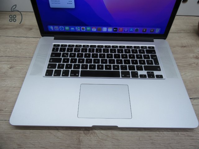 Apple Retina Macbook Pro 15 - 2015 Mid - Használt, karcmentes - AMD Radeon R9