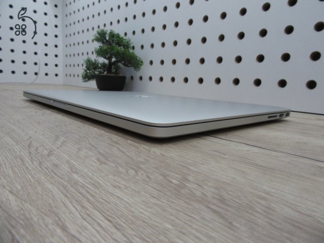 Apple Retina Macbook Pro 15 - 2015 Mid - Használt, karcmentes - AMD Radeon R9
