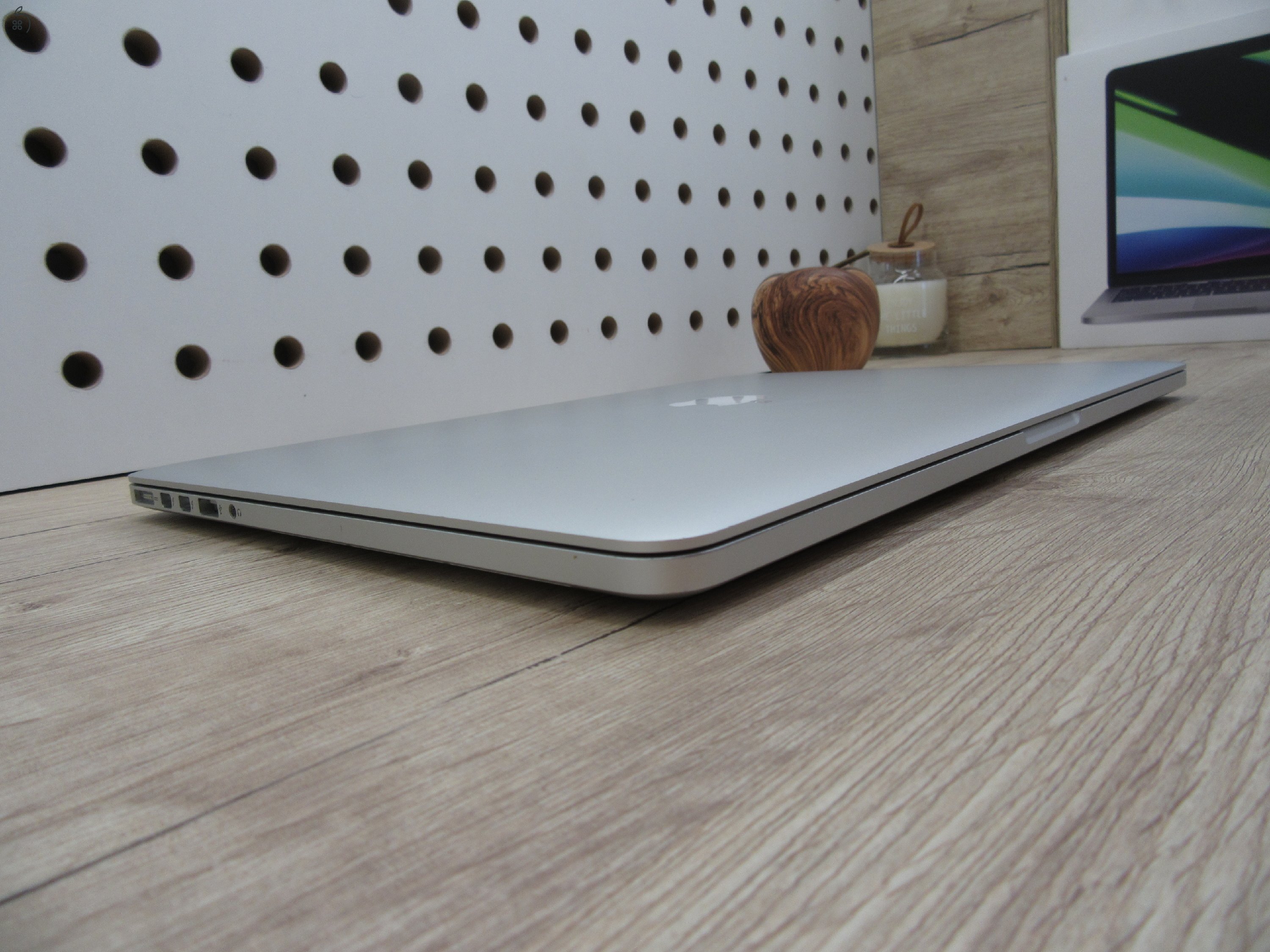 Apple Retina Macbook Pro 15 - 2015 Mid - Használt, karcmentes - AMD Radeon R9