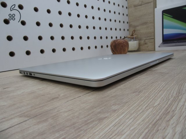 Apple Retina Macbook Pro 15 - 2015 Mid - Használt, karcmentes - AMD Radeon R9