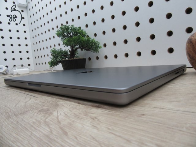 Apple Macbook 16 M1 Pro - 2021 - Használt, megkímélt állapot