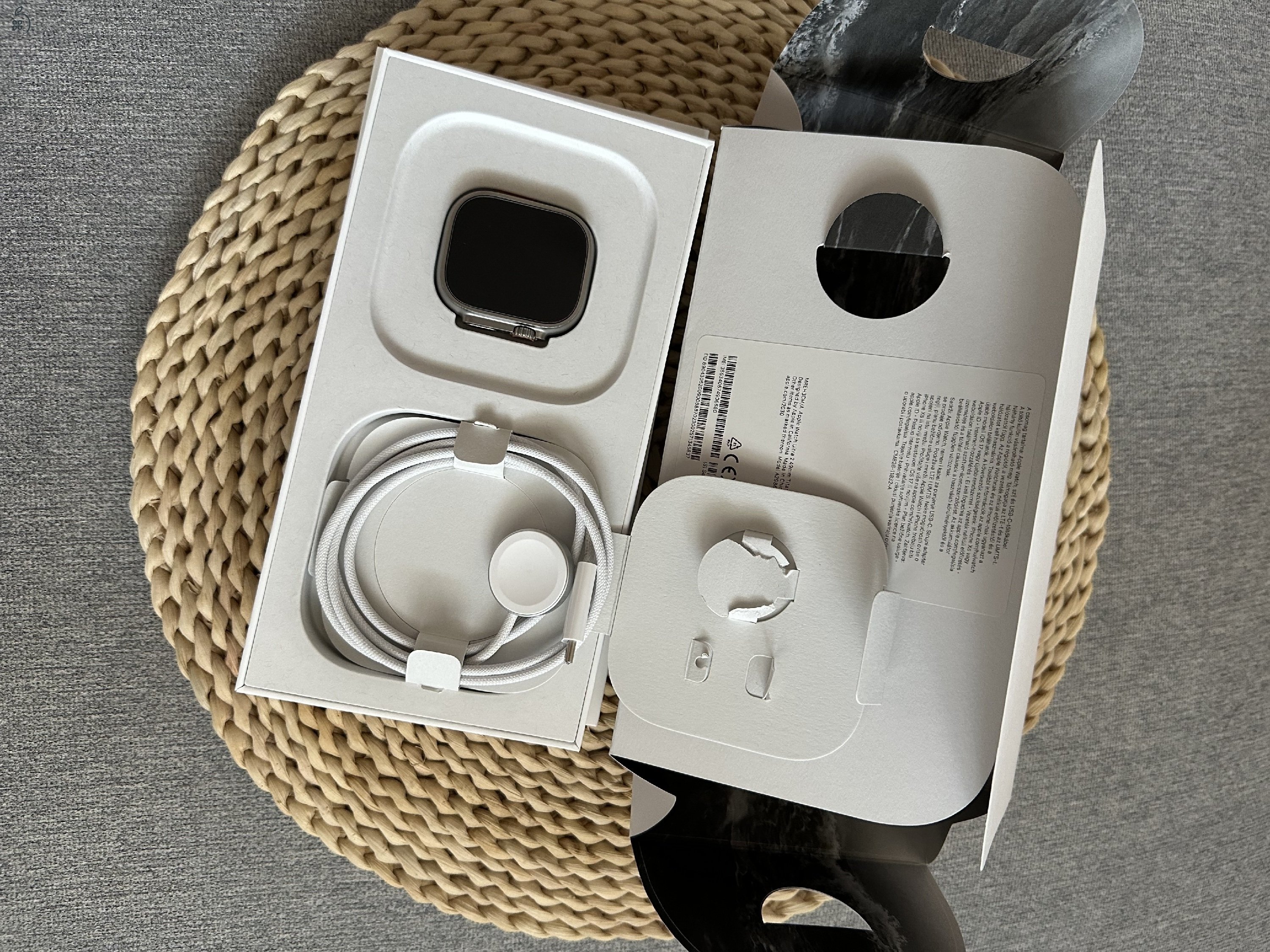 Eladó keveset használt Apple Watch Ultra 2 tartozékkal